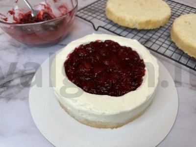 Tortas su uogų įdaru ir kremu sūriu Žingsnis 16