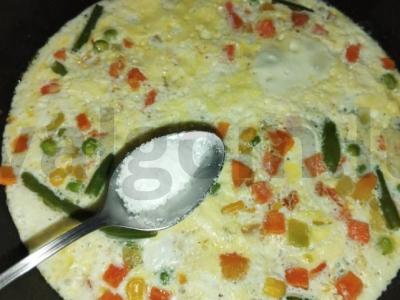 Ryškus omletas su meksikietiška daržovių mišiniu Žingsnis 4