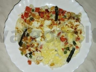 Ryškus omletas su meksikietiška daržovių mišiniu pagrindine nuotrauka