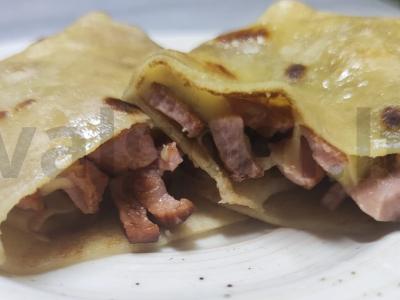 Blynai su dešrelėmis ir sūriu pagrindine nuotrauka