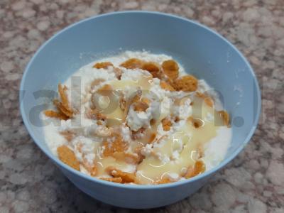 Varškė su kukurūzų dribsniais ir pienu pagrindine nuotrauka