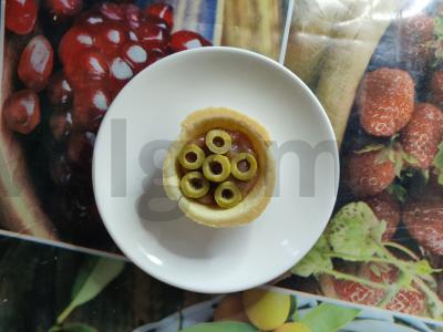 Tartaletė su sūriu, menkės ikrais ir alyvuogėmis pagrindine nuotrauka