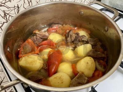 Tirštas jautienos ir daržovių sriuba pagrindine nuotrauka