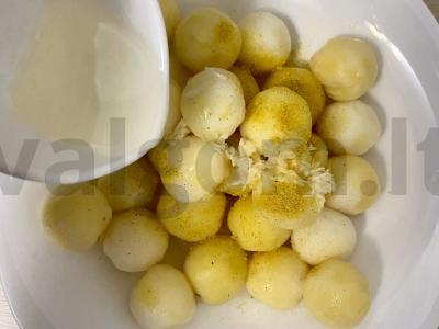 Kumpio bulvės, keptos su česnaku Žingsnis 4