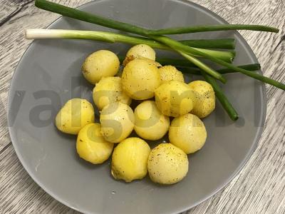 Kumpio bulvės, keptos su česnaku pagrindine nuotrauka