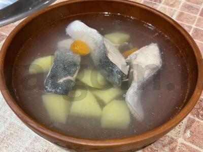 Lašišų sriuba pietums pagrindine nuotrauka