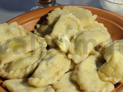 Varenikai su saldžiais vyšniomis ir varškės kremu pagrindine nuotrauka