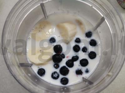 Pieninis kokteilis su braškėmis ir aronijomis Žingsnis 2