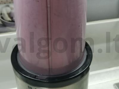 Pieninis kokteilis su braškėmis ir aronijomis Žingsnis 4