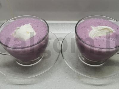 Pieninis kokteilis su braškėmis ir aronijomis pagrindine nuotrauka