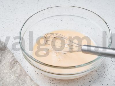 Blynai su žaliu svogūnu ir kiaušiniu Žingsnis 2