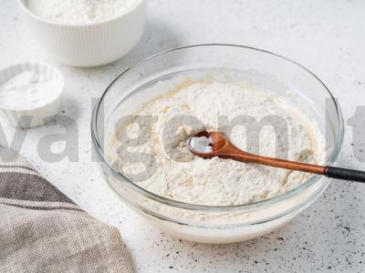 Blynai su žaliu svogūnu ir kiaušiniu Žingsnis 3