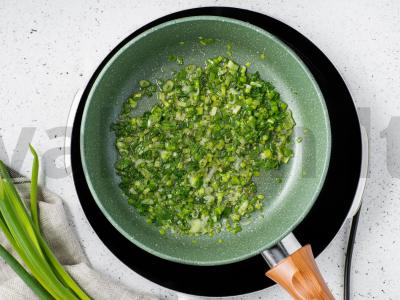 Blynai su žaliu svogūnu ir kiaušiniu Žingsnis 6