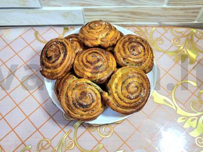 Skani sluoksniuota tešla su aguonomis pagrindine nuotrauka