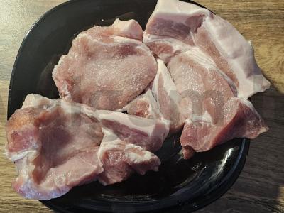 Kiaulienos steikai su keptomis bulvėmis ir daržovėmis Žingsnis 1