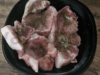 Kiaulienos steikai su keptomis bulvėmis ir daržovėmis Žingsnis 3