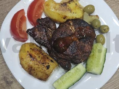 Kiaulienos steikai su keptomis bulvėmis ir daržovėmis pagrindine nuotrauka