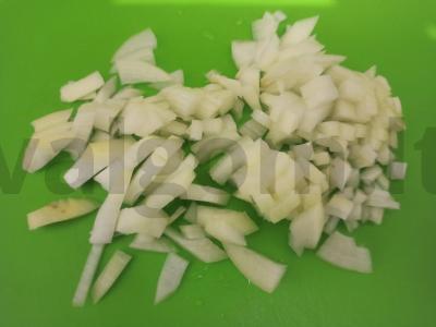 Minkšti tostai su konservuota silke ir keptu svogūnu Žingsnis 1