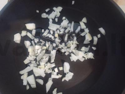 Minkšti tostai su konservuota silke ir keptu svogūnu Žingsnis 2