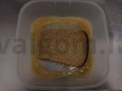 Minkšti tostai su konservuota silke ir keptu svogūnu Žingsnis 3