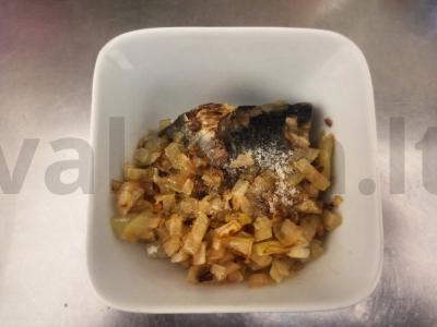 Minkšti tostai su konservuota silke ir keptu svogūnu Žingsnis 4