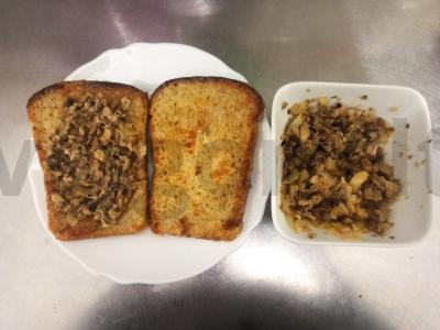 Minkšti tostai su konservuota silke ir keptu svogūnu Žingsnis 6