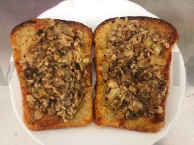 Minkšti tostai su konservuota silke ir keptu svogūnu pagrindine nuotrauka