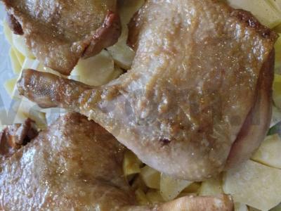 Nuostabūs antis šlaunelės su obuoliais ir bulvėmis orkaitėje Žingsnis 5