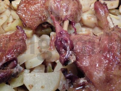 Nuostabūs antis šlaunelės su obuoliais ir bulvėmis orkaitėje Žingsnis 8