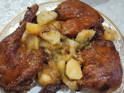 Nuostabūs antis šlaunelės su obuoliais ir bulvėmis orkaitėje pagrindine nuotrauka