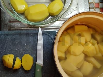 Bulvių košė su kiaušiniu, sviestu ir grietine Žingsnis 1