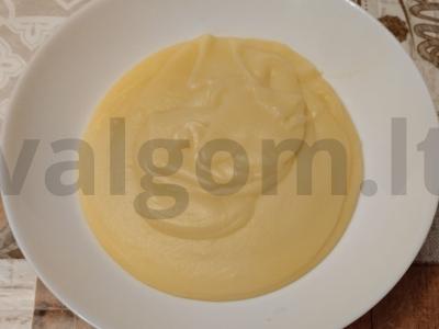 Bulvių košė su kiaušiniu, sviestu ir grietine pagrindine nuotrauka