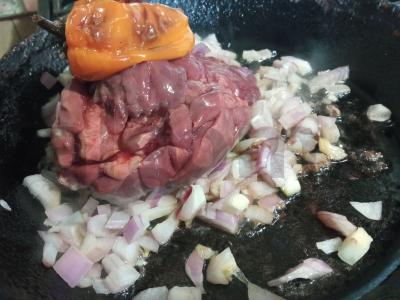 Vištienos kepenėlės su konservuotais pipirais ir baziliku Žingsnis 1