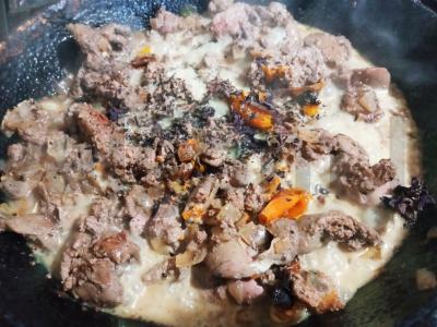 Vištienos kepenėlės su konservuotais pipirais ir baziliku Žingsnis 3