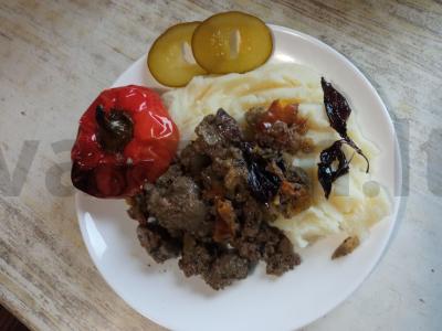 Vištienos kepenėlės su konservuotais pipirais ir baziliku pagrindine nuotrauka