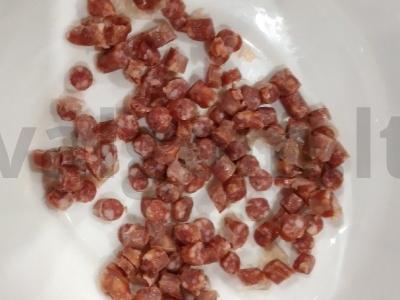 Salotas su rūkytomis dešrelėmis, kukurūzais ir salotų lapais Žingsnis 1