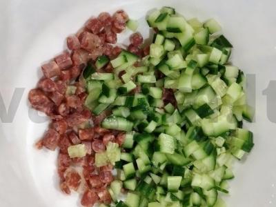 Salotas su rūkytomis dešrelėmis, kukurūzais ir salotų lapais Žingsnis 2