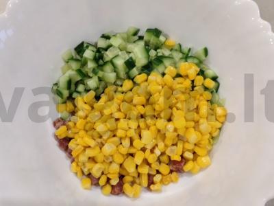 Salotas su rūkytomis dešrelėmis, kukurūzais ir salotų lapais Žingsnis 3