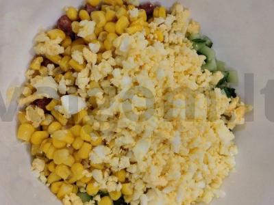 Salotas su rūkytomis dešrelėmis, kukurūzais ir salotų lapais Žingsnis 4