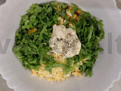 Salotas su rūkytomis dešrelėmis, kukurūzais ir salotų lapais Žingsnis 5