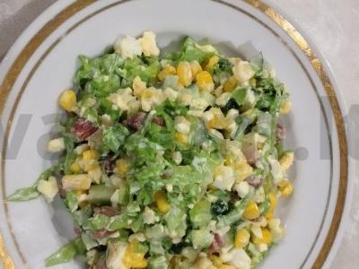 Salotas su rūkytomis dešrelėmis, kukurūzais ir salotų lapais pagrindine nuotrauka