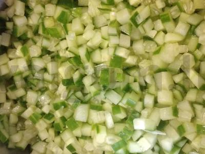 Skaniausias salotas iš konservų ir šviežio agurko Žingsnis 3