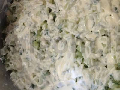 Skaniausias salotas iš konservų ir šviežio agurko Žingsnis 4