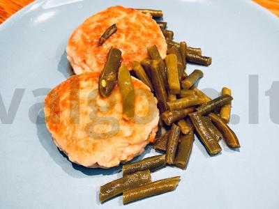 Troškintos vištienos kotletai su žaliąja pupelių pagrindine nuotrauka