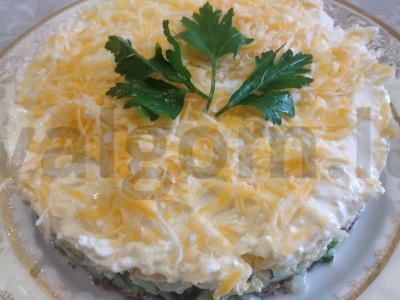 Skaniausias salotas iš konservų ir šviežio agurko pagrindine nuotrauka