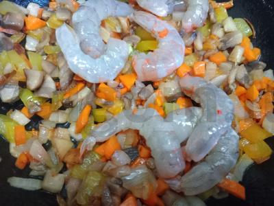 Vokas su krevetėmis ir grikių makaronais Žingsnis 5