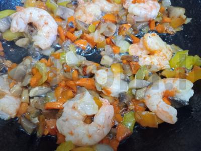 Vokas su krevetėmis ir grikių makaronais Žingsnis 6