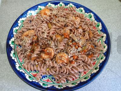 Vokas su krevetėmis ir grikių makaronais pagrindine nuotrauka