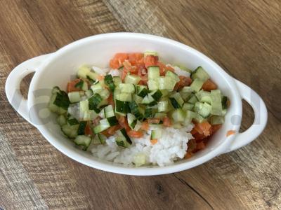 Ryžių rutuliukai su upėtakiu, nori ir agurku Žingsnis 2