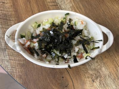 Ryžių rutuliukai su upėtakiu, nori ir agurku Žingsnis 3